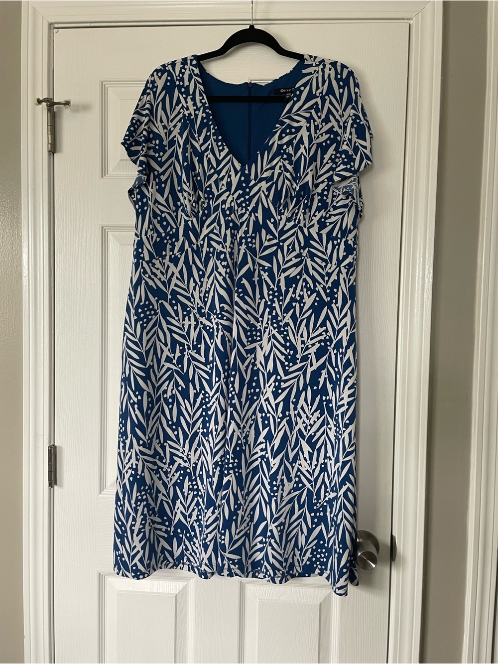 V-Neck Blue and White Leaf-Print Midi Dress